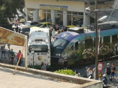 Σύγκρουση Προαστιακού με λεωφορείο στην Αθήνα 