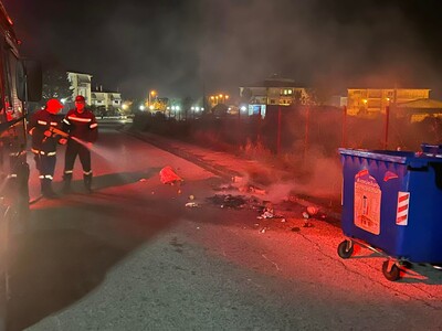 ΦΩΤΟ - ΒΙΝΤΕΟ: Φωτιές σε κάδους στις εργατικές κατοικίες Σταδίου στο Αγρίνιο