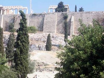 Πέθανε ο 42χρονος που έπεσε από την Ακρόπολη