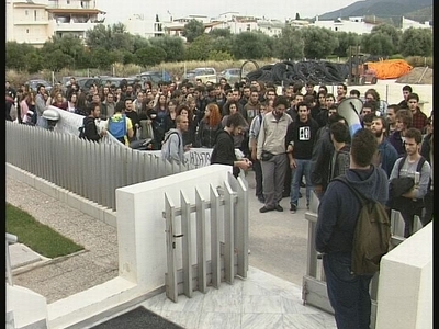 Διάλογος με αβγά και μπογιές στην Νομαρχία Αχαΐας