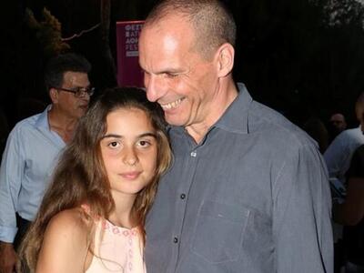 ΔΕΙΤΕ πόσο μοιάζει η Ξένια Βαρουφάκη στο...