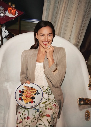 Για lunch με floral παντελόνι Dior