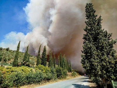 Δύσκολη νύχτα με την ανεξέλεγκτη φωτιά σ...