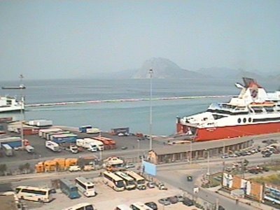 O Μαμμάσης γκρεμίζει μόνος του λίγη…μάντρα 