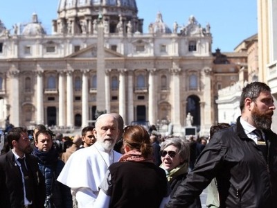 Ο ηθοποιός Τζον Μάλκοβιτς με άμφια Ποντίφικα