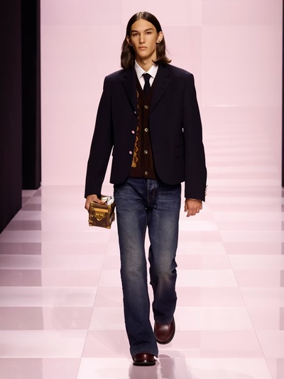 Γραβάτα, σακάκι, τζιν και μαλακό μπαουλάκι