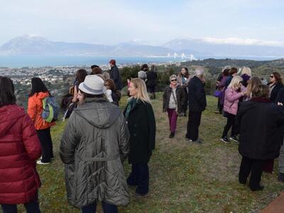 Με φόντο τη γέφυρα Χαρ. Τρικούπης στο λό...