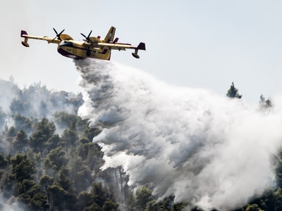Φωτιά στα Βίλια: Καλύτερη η εικόνα του π...