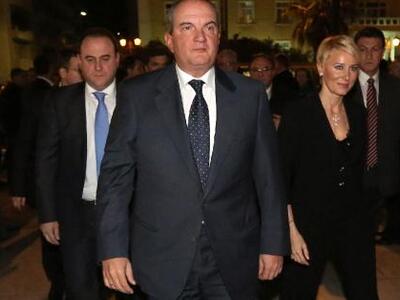 Αυτοί που παρακολουθούσαν τον Καραμανλή ...