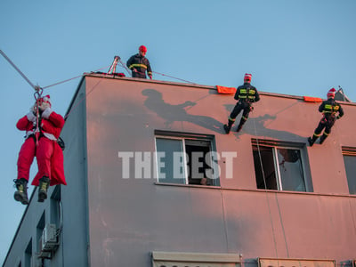 «Ιπτάμενος»  Άγιος Βασίλης μοίρασε δώρα ...