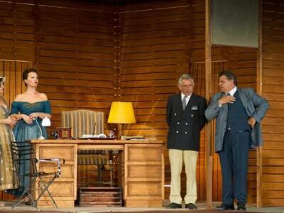 Σκηνή από την κωμική παράσταση "Υπά...