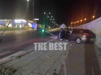 Πάτρα: ΙΧ ξήλωσε φανάρι στην Ακτή Δυμαίων - ΦΩΤΟ
