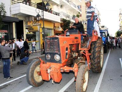Πύργος: Οι αγρότες έκαναν παρέλαση με τα...