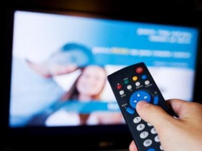 «Ουραγός» στην ελευθερία του Τύπου η Ελλ...