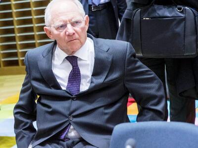 Σόϊμπλε κατά Σουλτς για την Ελλάδα	