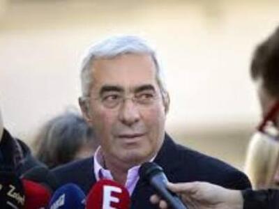 Καραμολέγκος: «Υιοθέτησε» τη γυναίκα και...