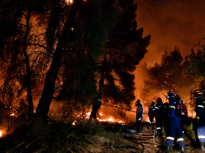 Σχίνο Κορινθίας: Εκκενώνονται ακόμη τρει...