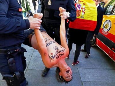 Ισπανία: Γυμνόστηθες ακτιβίστριες διέκοψ...