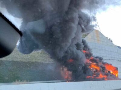 Λαμπάδιασε νταλίκα εν κινήσει στην Ολυμπία Οδό