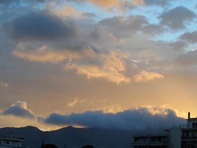 Ήλιος και τοπικές νεφώσεις - 29 βαθμοί σ...
