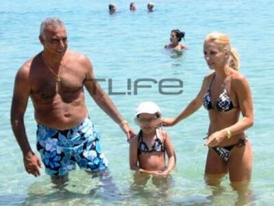 Ο Νίκος Γκάλης οικογενειακώς στη Ψαρρού ...