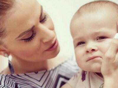 Η Νάντια Μπουλέ βάφτισε τον εγγονό του Χ...