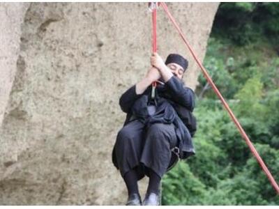 Μοναχοί σκαρφάλωσαν στα Μετέωρα για την λειτουργία