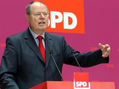 Επίθεση Στάινμπρουκ στη Μέρκελ για τις ε...