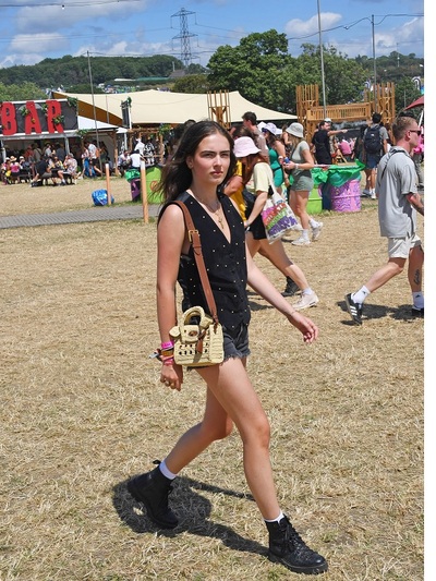 Το αξεπέραστο φθαρμένο σορτς με rock γιλ...