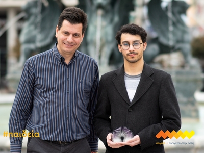 Ο φοιτητής Κωνσταντίνος Καμινάρης με το ...