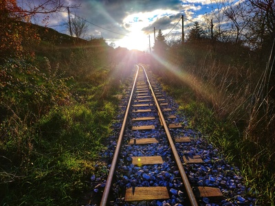 Ηλιοβασίλεμα στις γραμμές του Οδοντωτού