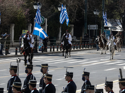 ΔΕΙΤΕ την εντυπωσιακή η στρατιωτική παρέ...