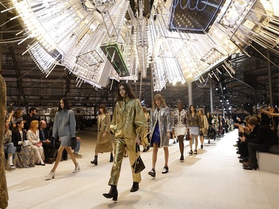 Louis Vuitton: Eπίδειξη ισχύος στο Λούβρ...