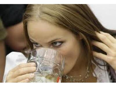 Πιο εύαλωτες οι γυναίκες στο αλκοόλ σε σ...