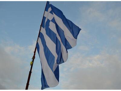 Δείτε την τεράστια ελληνική σημαία που α...