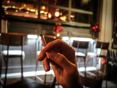 «Καμπάνες» για το τσιγάρο σε Πάτρα, Ναύπ...