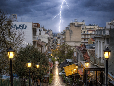 Πάτρα: Κεραυνός φώτισε τον ουρανό της πό...