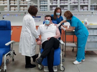 Εμβολιάστηκε ο υπουργός Ψηφιακής Διακυβέ...