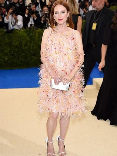 ΤΖΟΥΛΙΑΝ ΜΟΥΡ ΜΕ CALVIN KLEIN BY APPOINTMENT