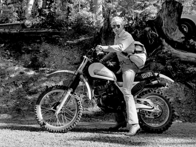 Ο Robert Redford πάνω σε μηχανή, στο Σάν...