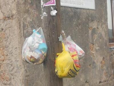 Ξηρόμερο: Κρεμάει τα σκουπίδια σε κολόνα της ΔΕΗ