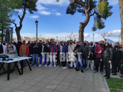 Πάτρα: Οι djs βγήκαν στην πλατεία με πολ...