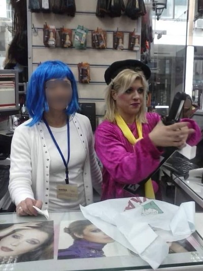 Η Χριστίνα στο κατάστημα όπου εργάζεται ...