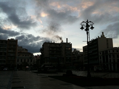 Ντουμάνιασε η… τσιμινιέρα της Πλατείας Γεωργίου 