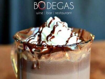 Παρουσιάζει τα μοναδικά ζεστά ροφήματά τ...