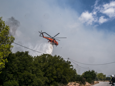 Πάρνηθα: Οι φλόγες πέρασαν στον Εθνικό Δ...