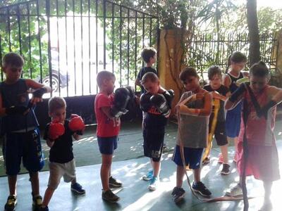 ΠΥΓΜΗ: Έπιασαν δουλειά και οι μικροί του...