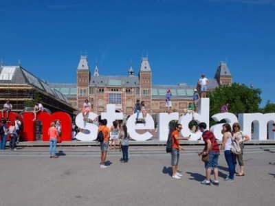 Αποκαθηλώνουν το «I amsterdam»