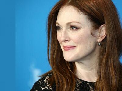 Η ΤΖΟΥΛΙΑΝ ΜΟΥΡ ΚΑΤΑΚΕΡΑΥΝΩΝΕΙ ΔΗΜΟΣΙΩΣ ...