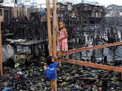 Φωτογραφίες από ντενεκεδουπόλεις του κόσ...